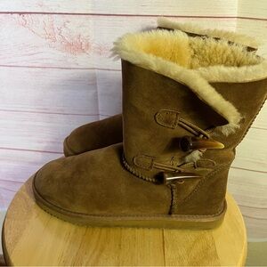 Toggle 2 Button Short Cozy‎ Warm Sheepskin Boots Size 7
